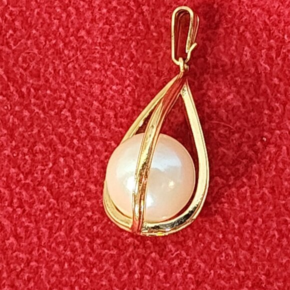 Avon Vintage Large Cream Floating Faux Pearl Inside a Gold Tone Cage Pendant - Picture 8 of 16